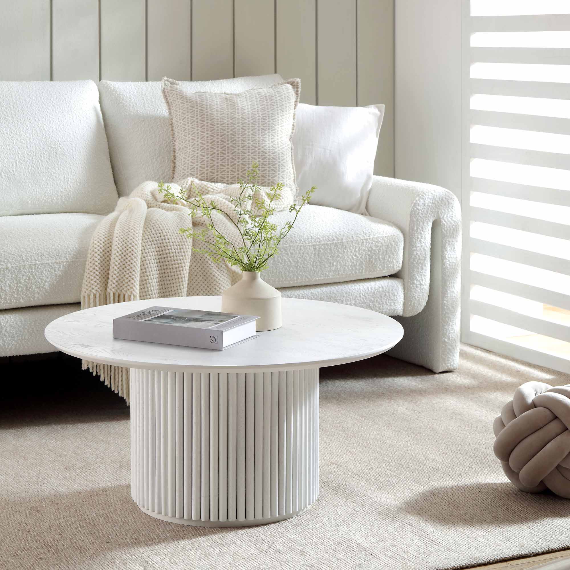 Maru Round Oak Pedestal bàn cà phê, rửa trắng
