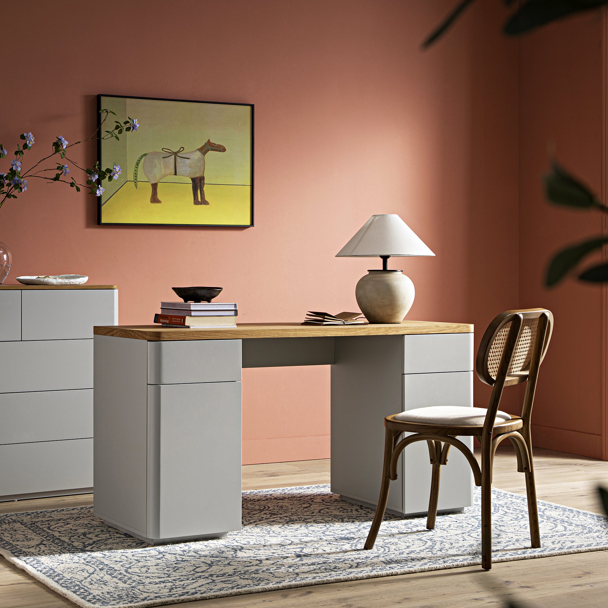Bàn cạnh Agnes cong với lưu trữ, Dove Gray với Oak Top