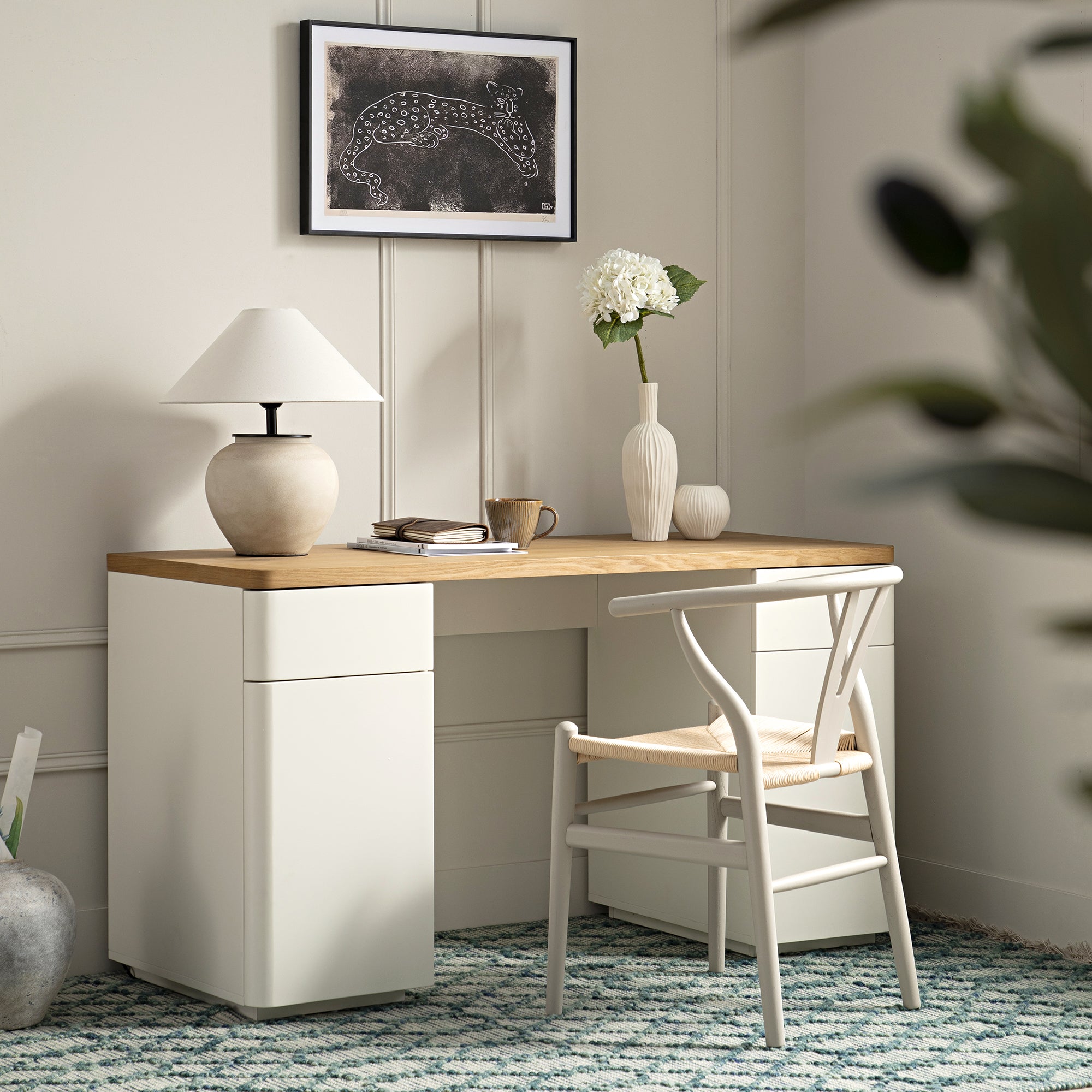Bàn cạnh Agnes cong với lưu trữ, Off White với Oak Top