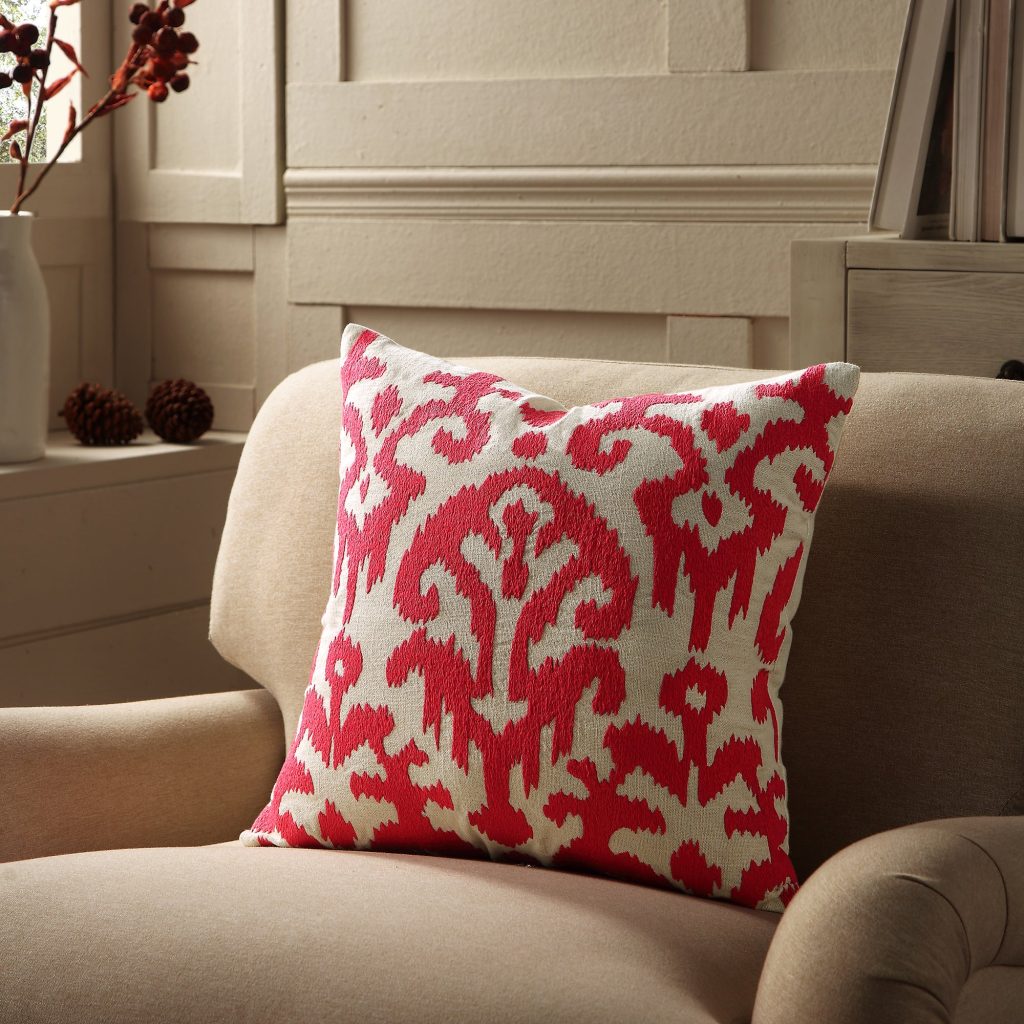Ikat Collection Fuchsia tay thêu gối