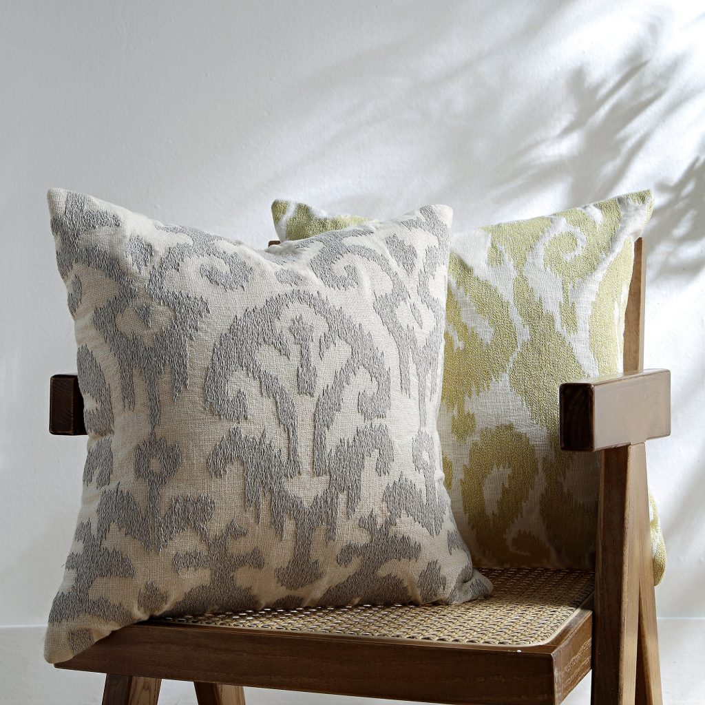 Ikat Collection Mặt trăng màu xám tay thêu gối