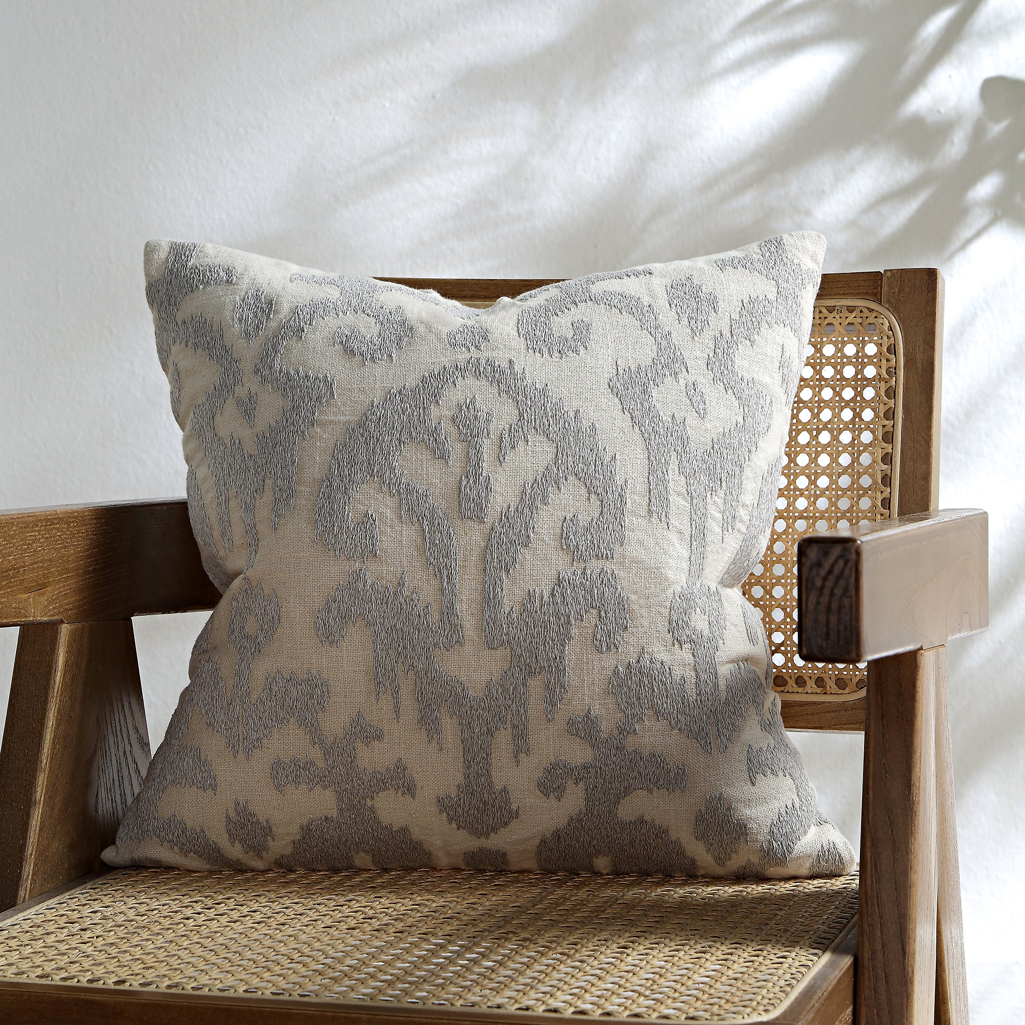Ikat Collection Mặt trăng màu xám tay thêu gối - Ảnh 2