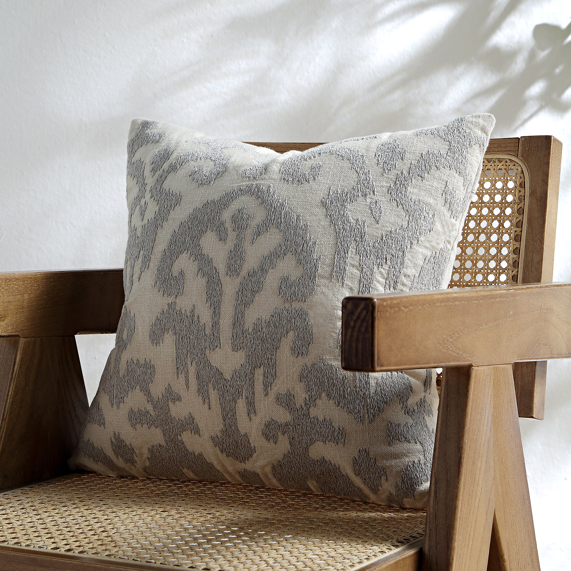 Ikat Collection Mặt trăng màu xám tay thêu gối - Ảnh 3