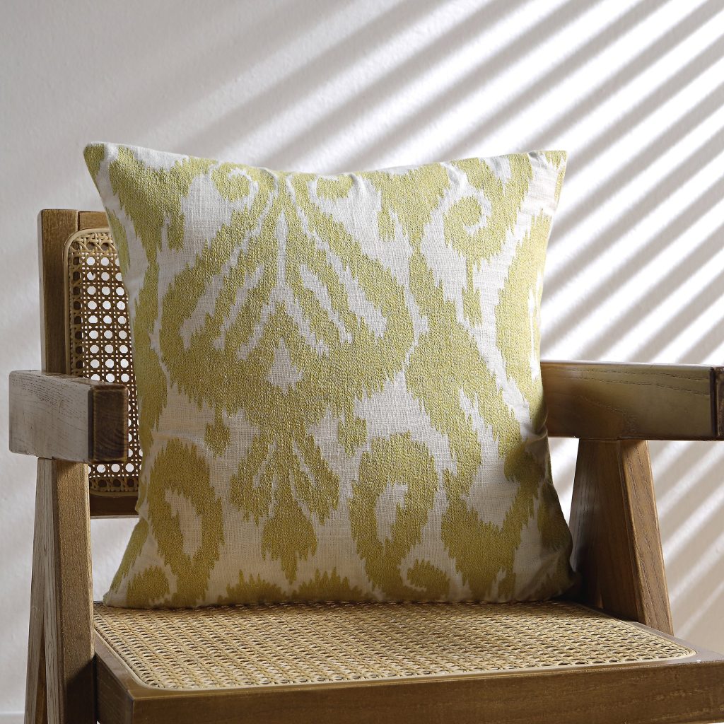 Ikat Collection Ngô màu vàng tay thêu gối