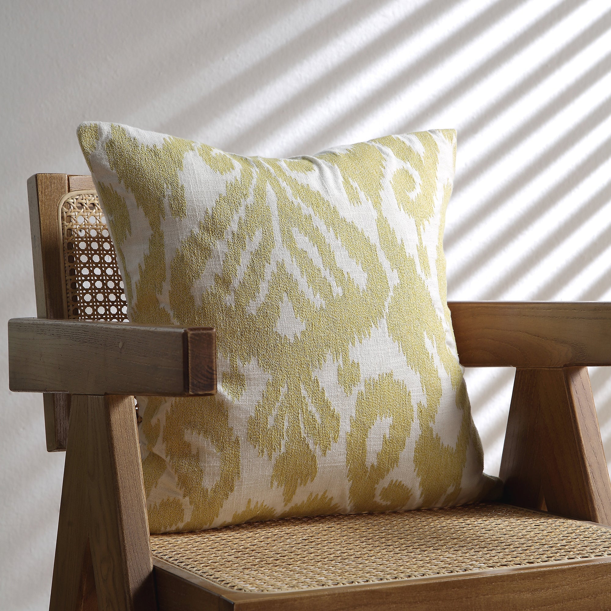 Ikat Collection Ngô màu vàng tay thêu gối - Ảnh 2
